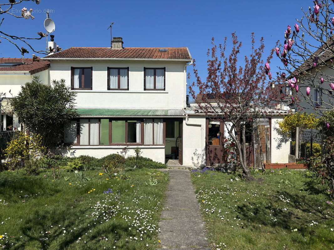 Maison à SAINTE-GENEVIEVE-DES-BOIS
