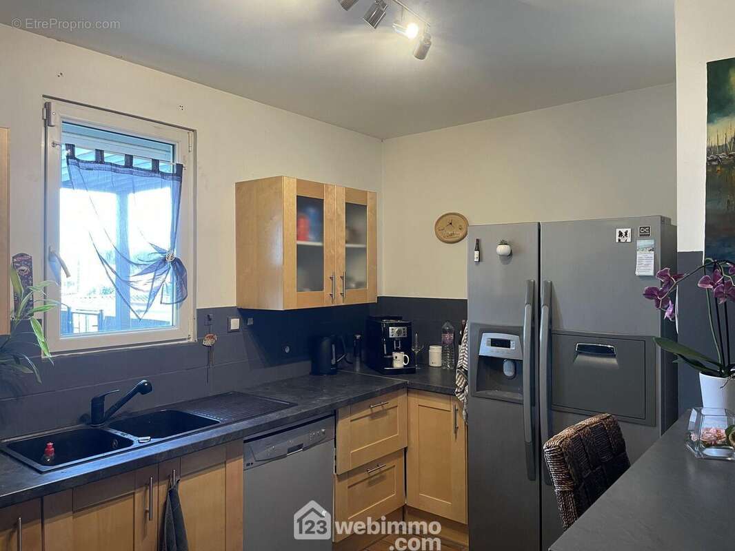 Cuisine équipée donnant sur le salon. - Maison à JARD-SUR-MER