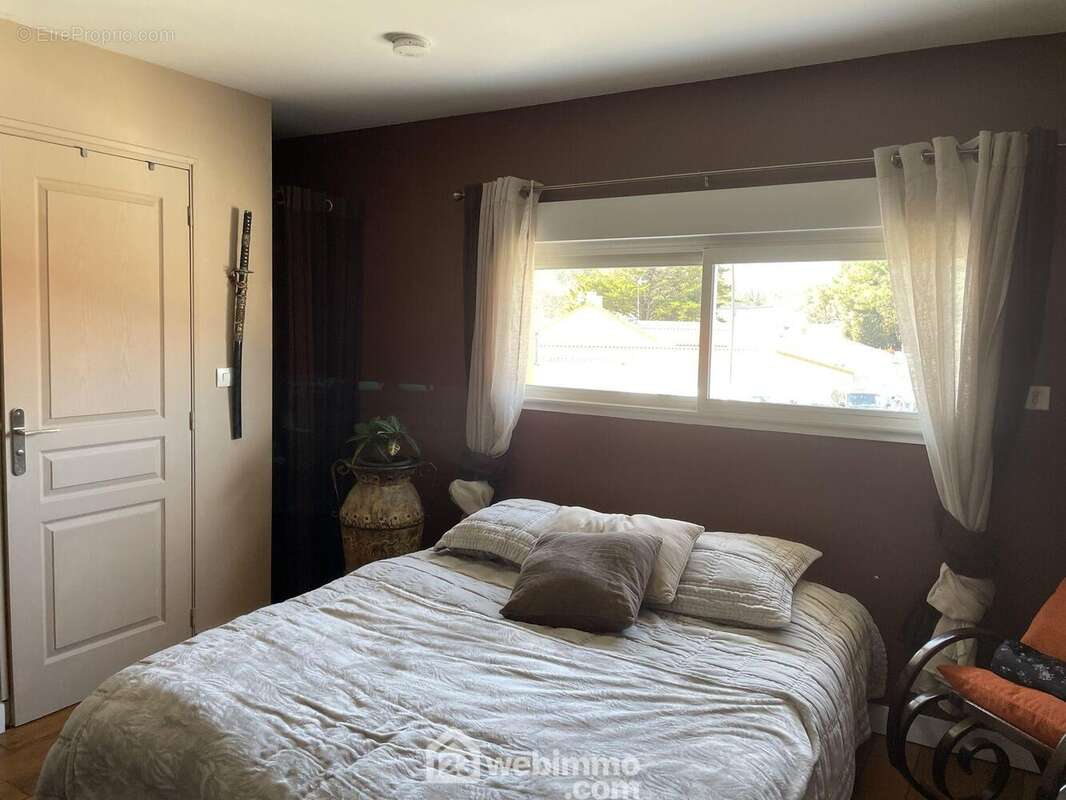 Première chambre avec salle de douche. - Maison à JARD-SUR-MER