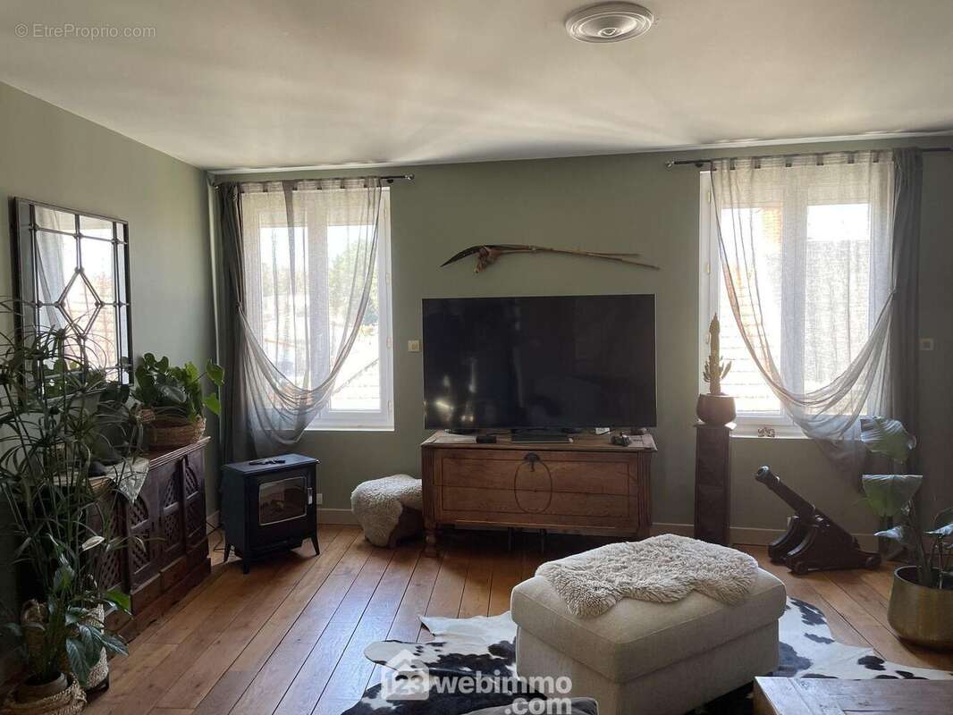 Salon avec double entrée de lumière. - Maison à JARD-SUR-MER