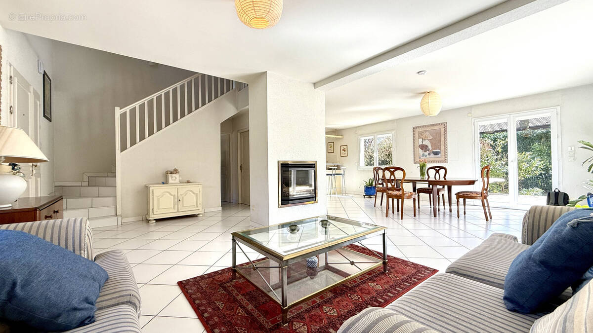 Maison à PREVESSIN-MOENS