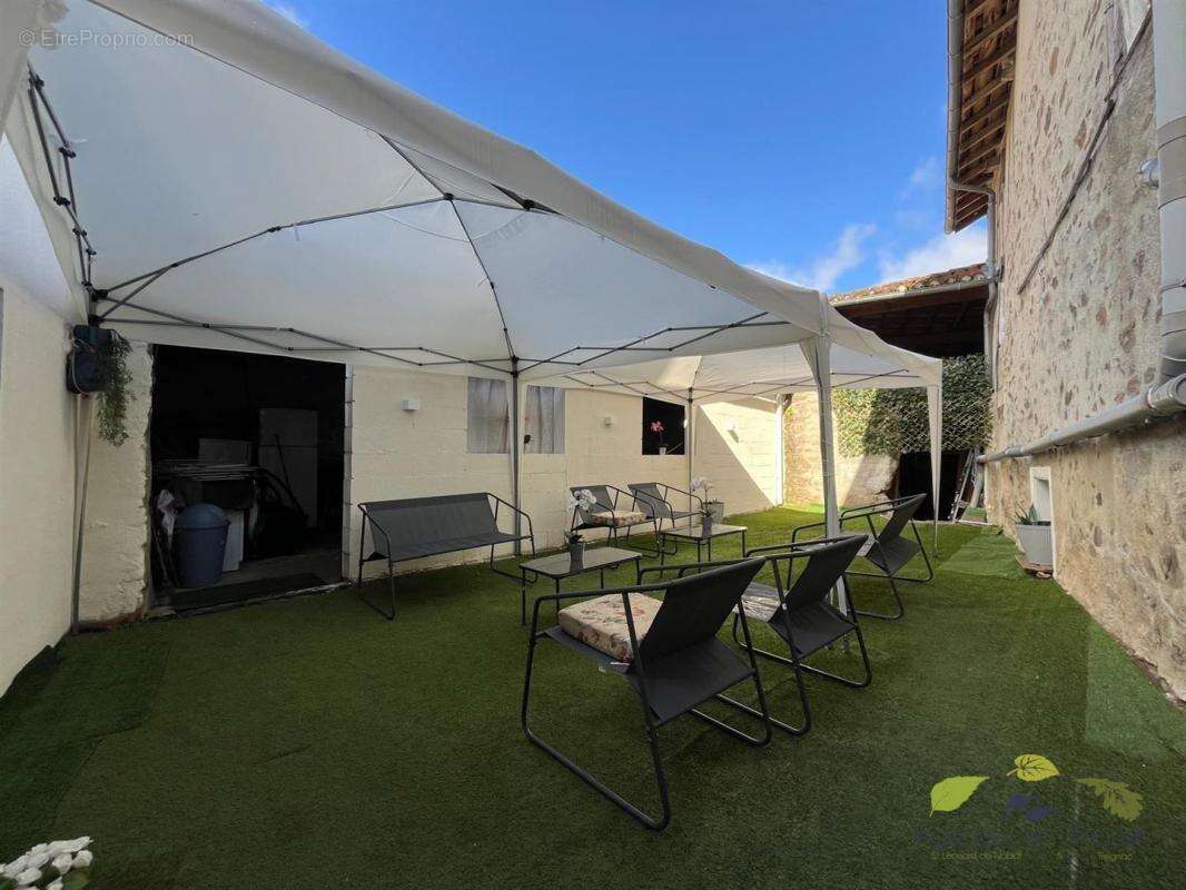 Maison à SAINT-LEONARD-DE-NOBLAT