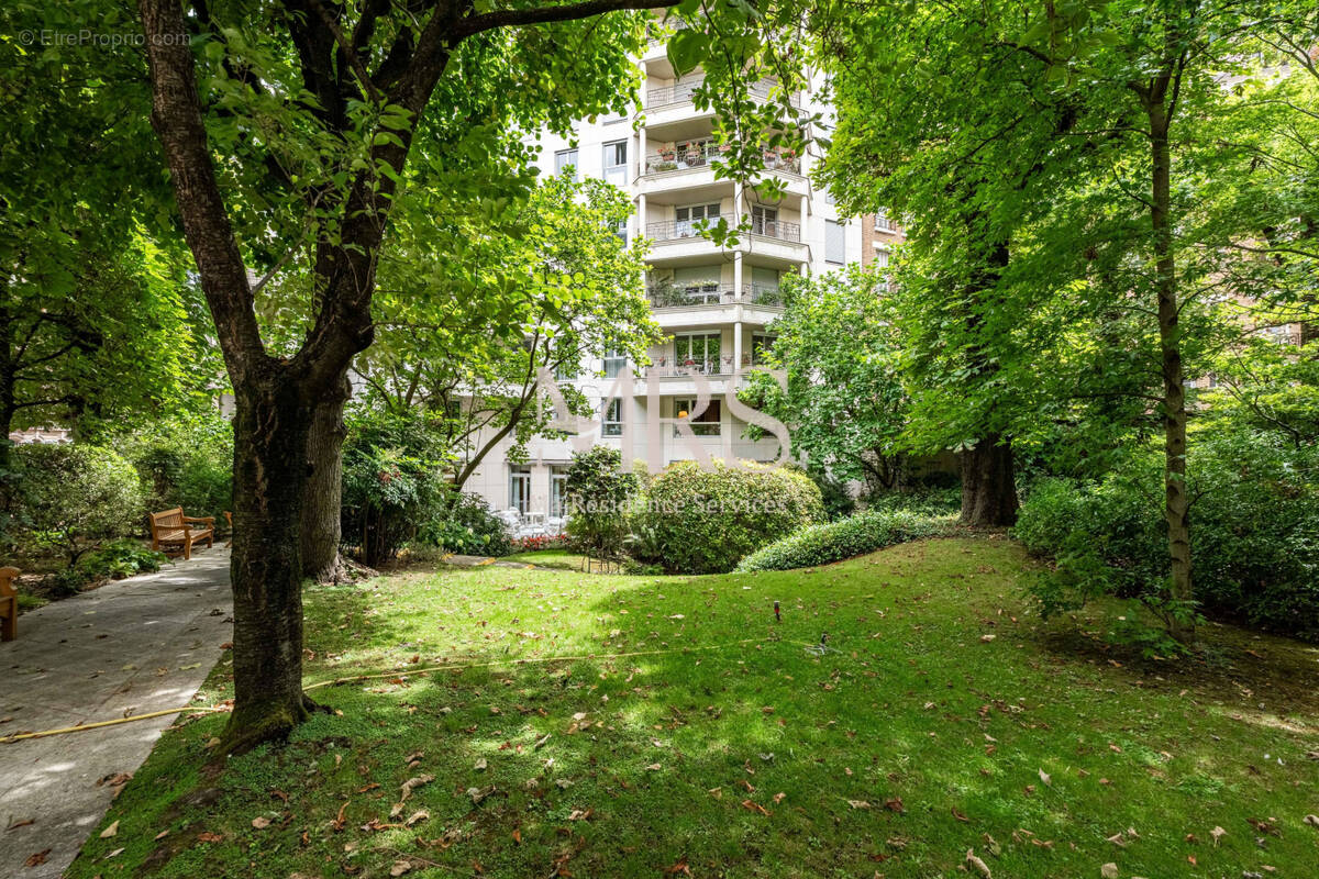 Appartement à PARIS-16E