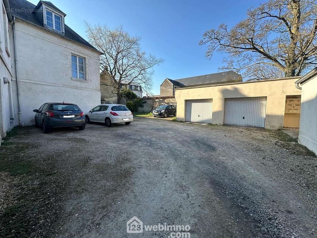 Un grand parking ainsi que deux garages - Appartement à LAON