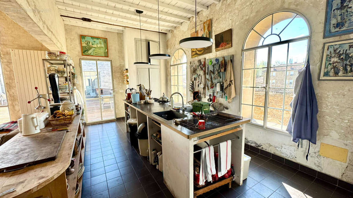 Maison à ENTRAIGUES-SUR-LA-SORGUE