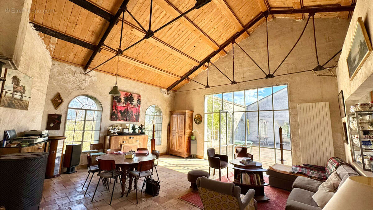 Maison à ENTRAIGUES-SUR-LA-SORGUE