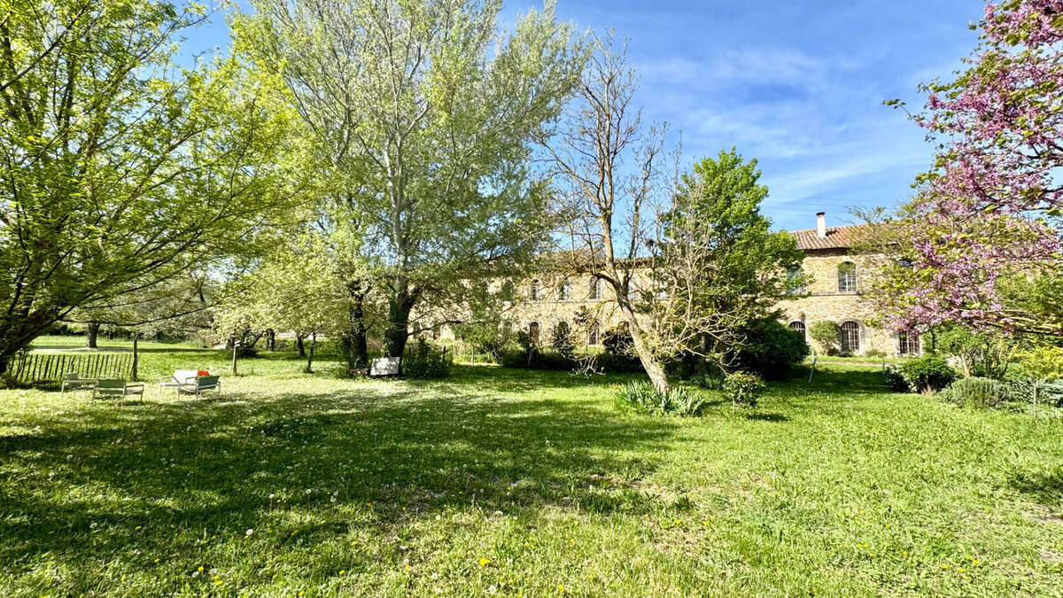 Maison à ENTRAIGUES-SUR-LA-SORGUE