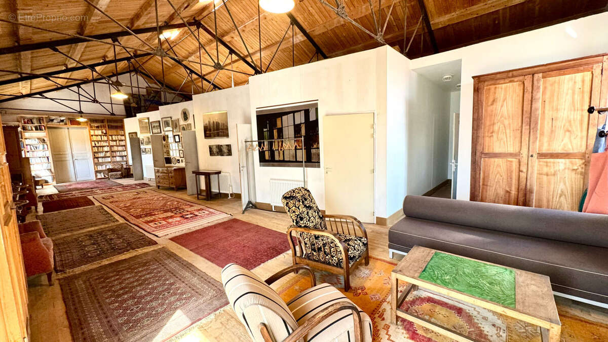 Maison à ENTRAIGUES-SUR-LA-SORGUE