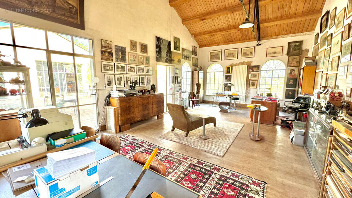 Maison à ENTRAIGUES-SUR-LA-SORGUE