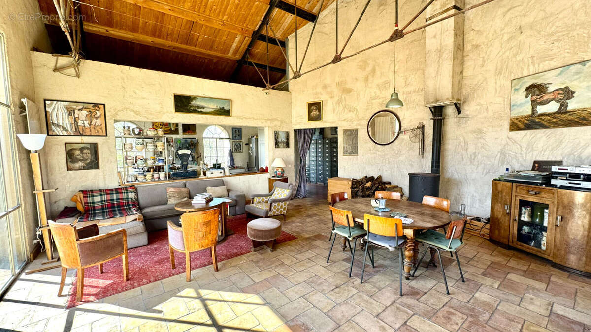 Maison à ENTRAIGUES-SUR-LA-SORGUE