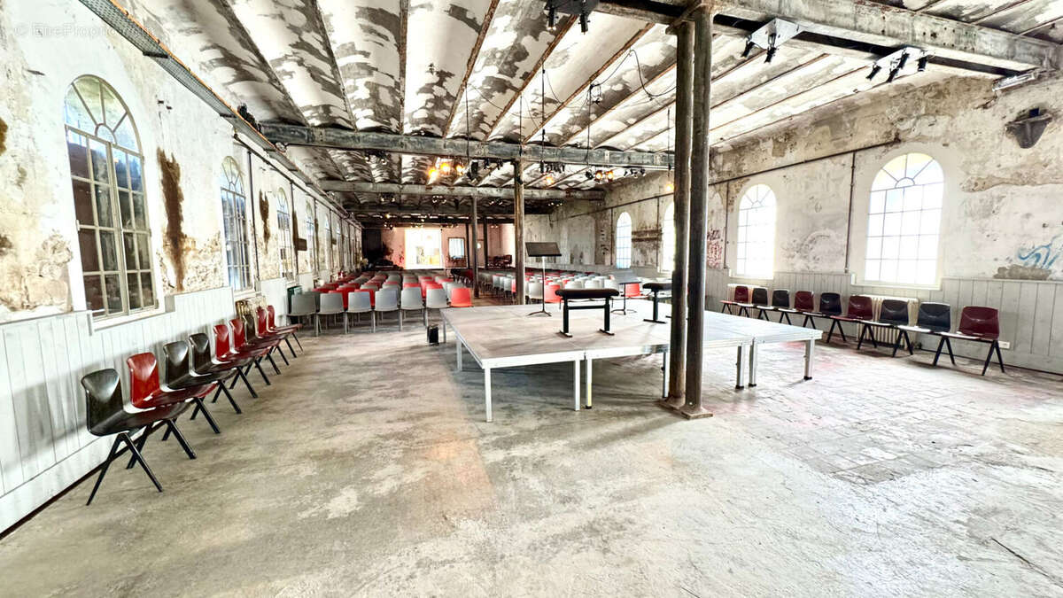 Maison à ENTRAIGUES-SUR-LA-SORGUE