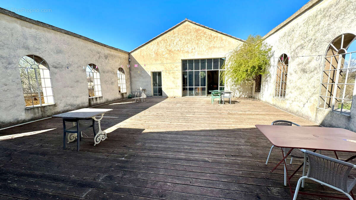 Maison à ENTRAIGUES-SUR-LA-SORGUE