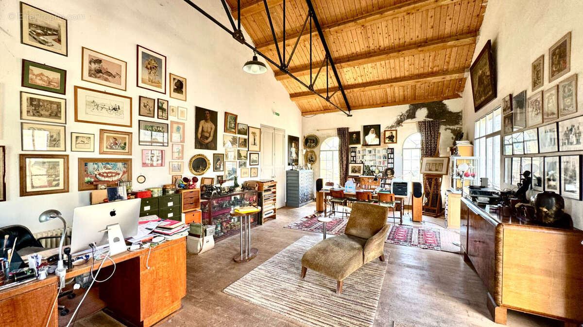 Maison à ENTRAIGUES-SUR-LA-SORGUE