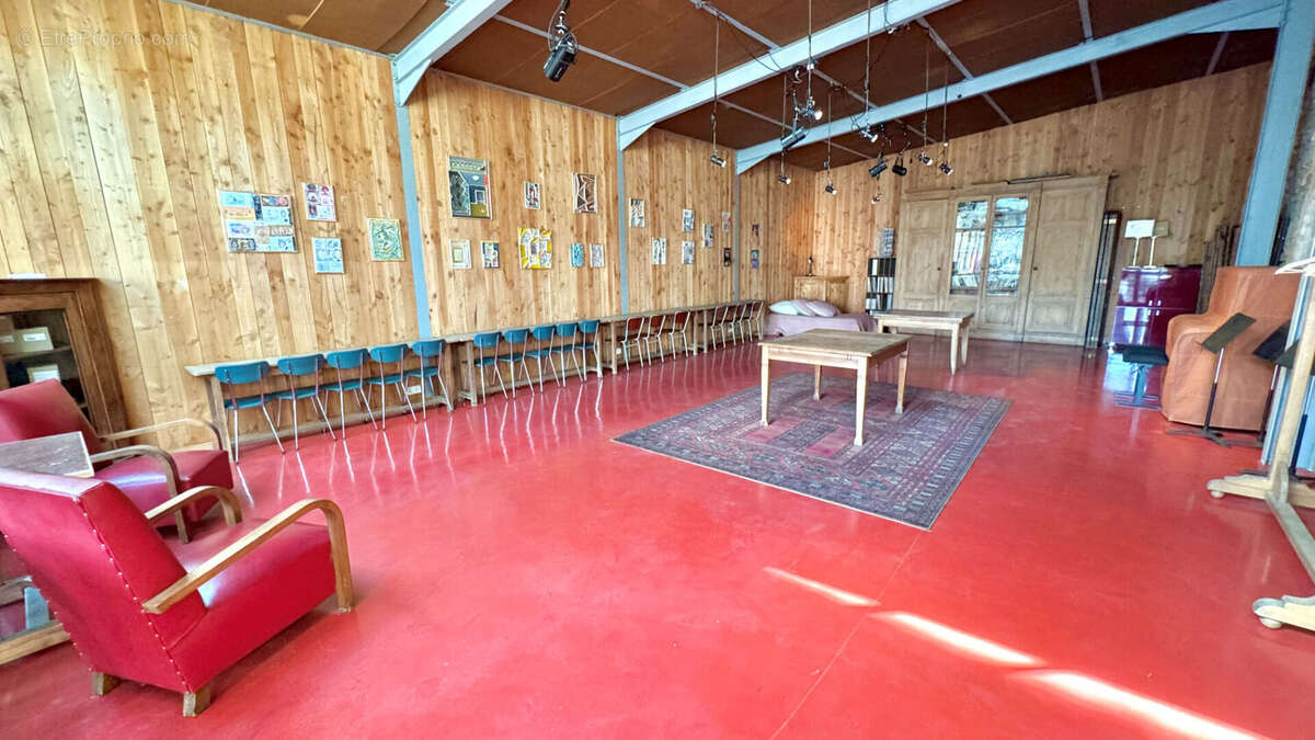 Maison à ENTRAIGUES-SUR-LA-SORGUE