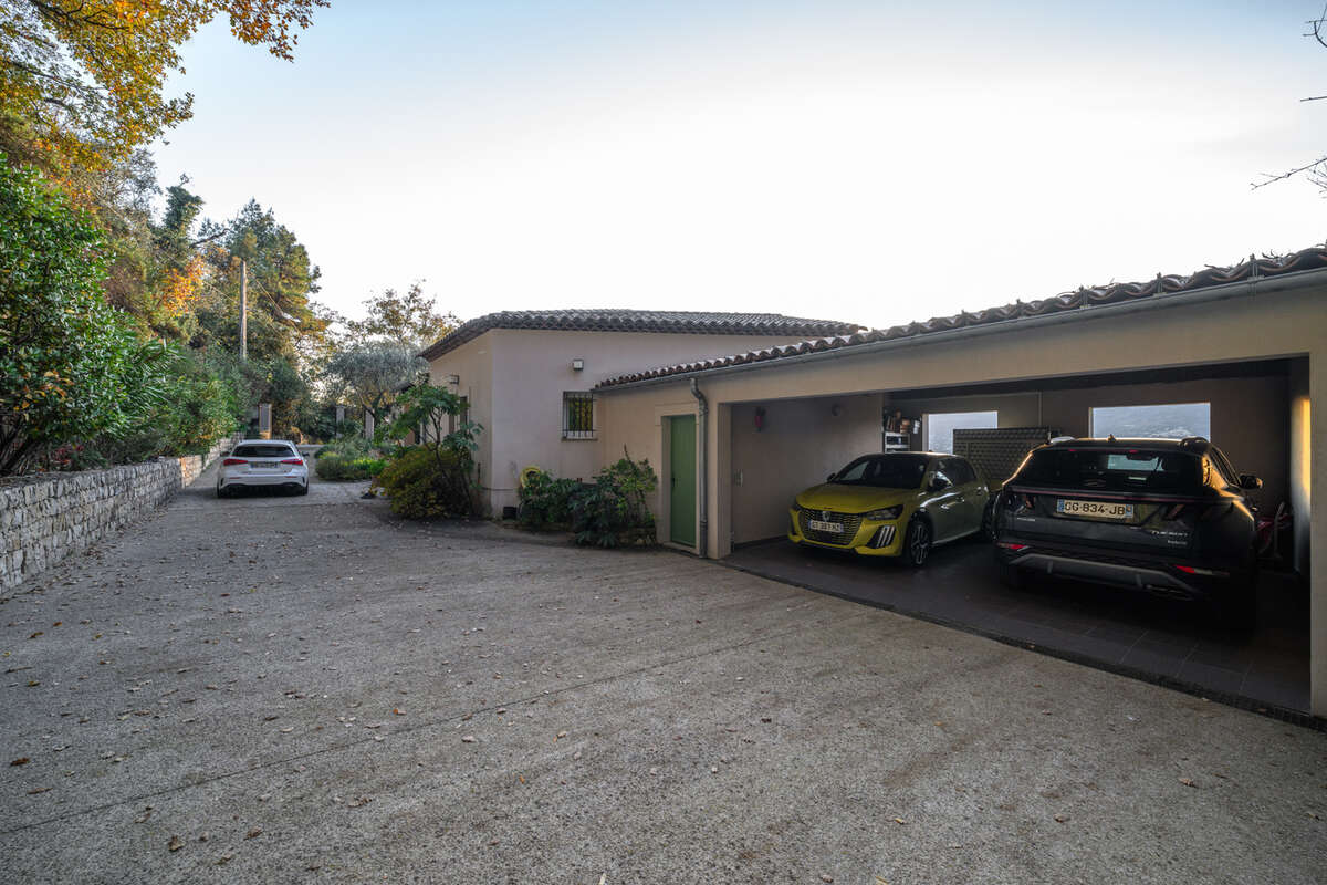 Maison à CASTAGNIERS