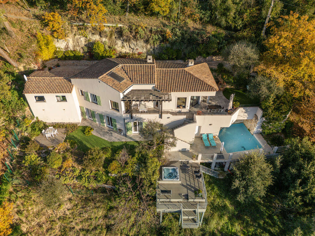 Maison à CASTAGNIERS