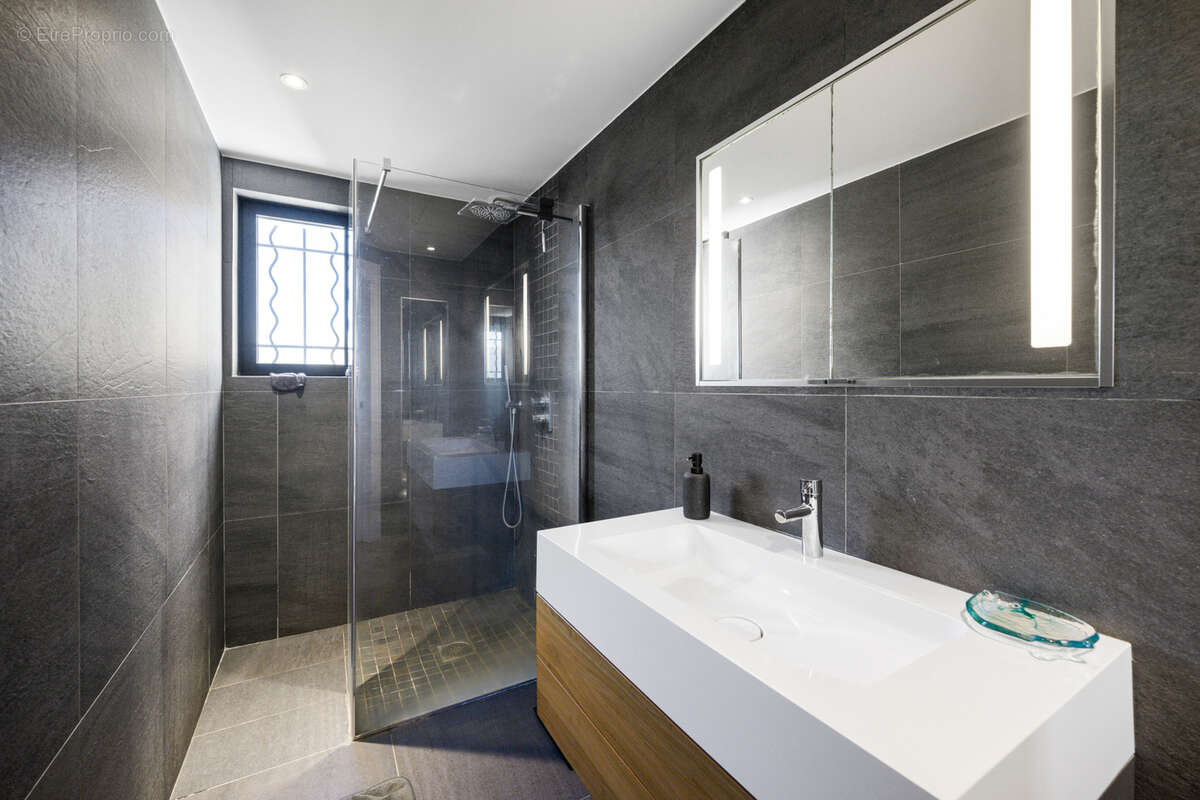 Maison à CASTAGNIERS