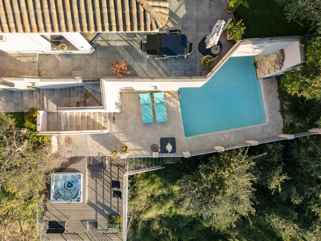 Maison à CASTAGNIERS