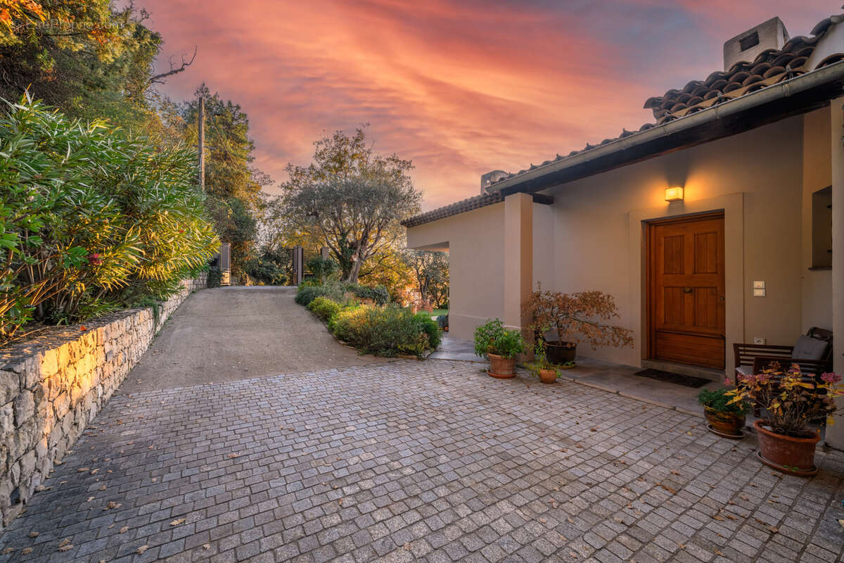 Maison à CASTAGNIERS