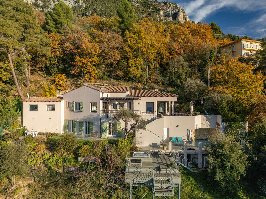 Maison à CASTAGNIERS