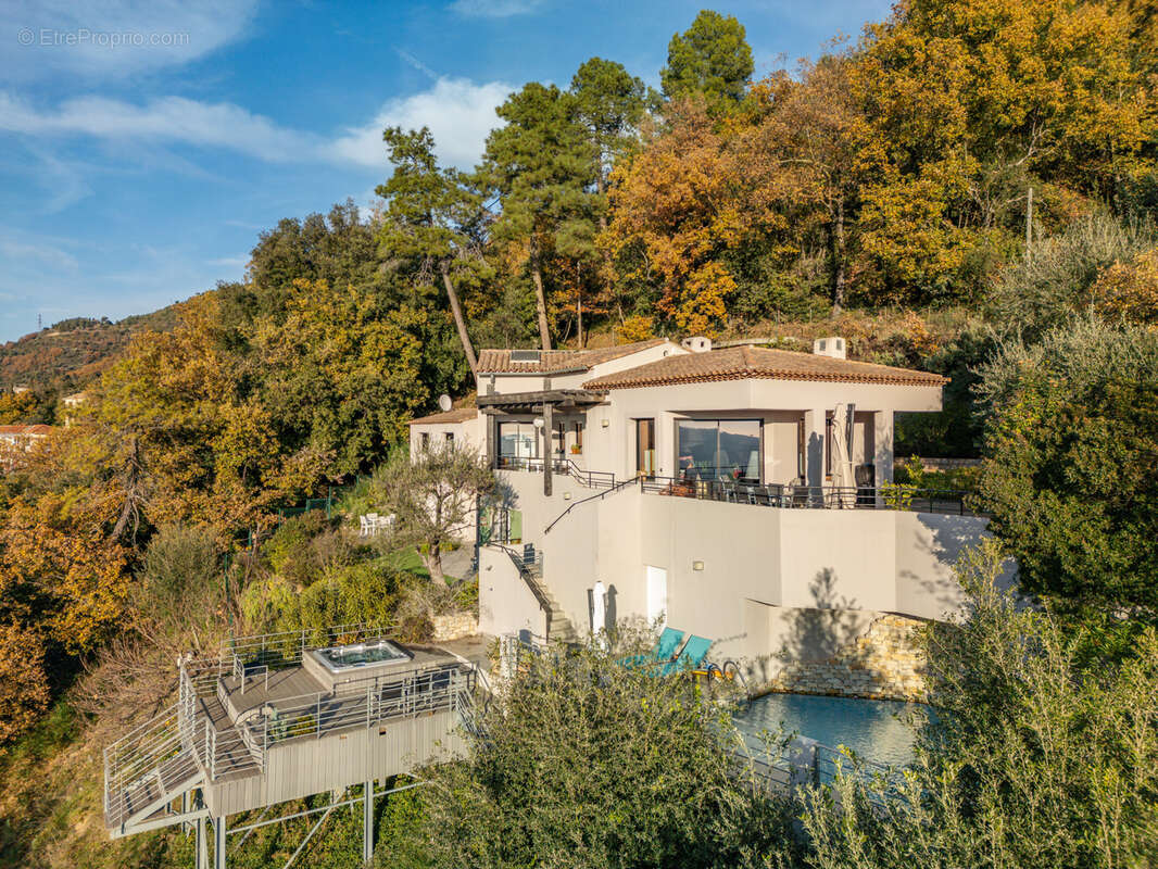 Maison à CASTAGNIERS