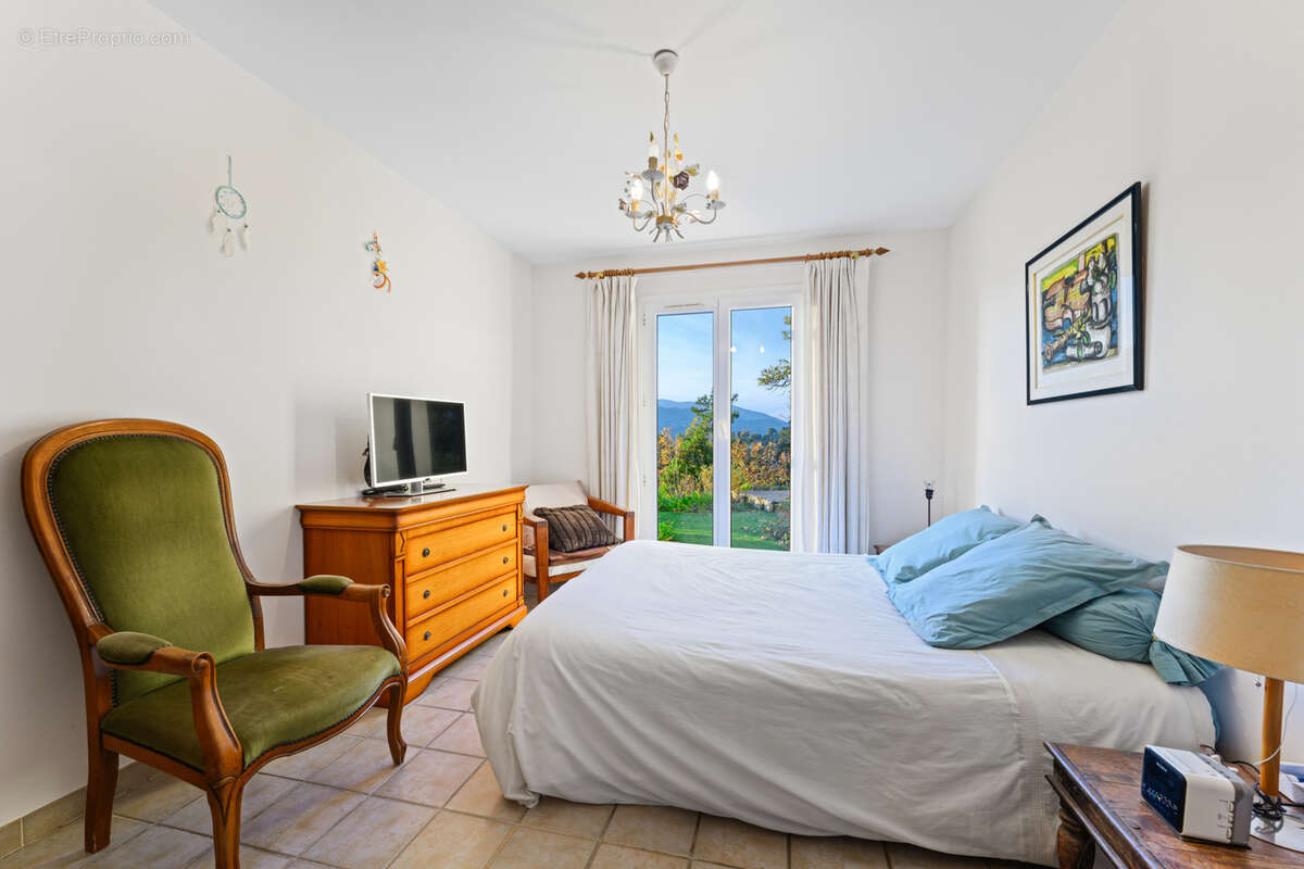 Maison à CASTAGNIERS