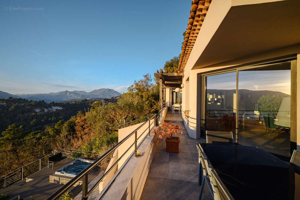 Maison à CASTAGNIERS