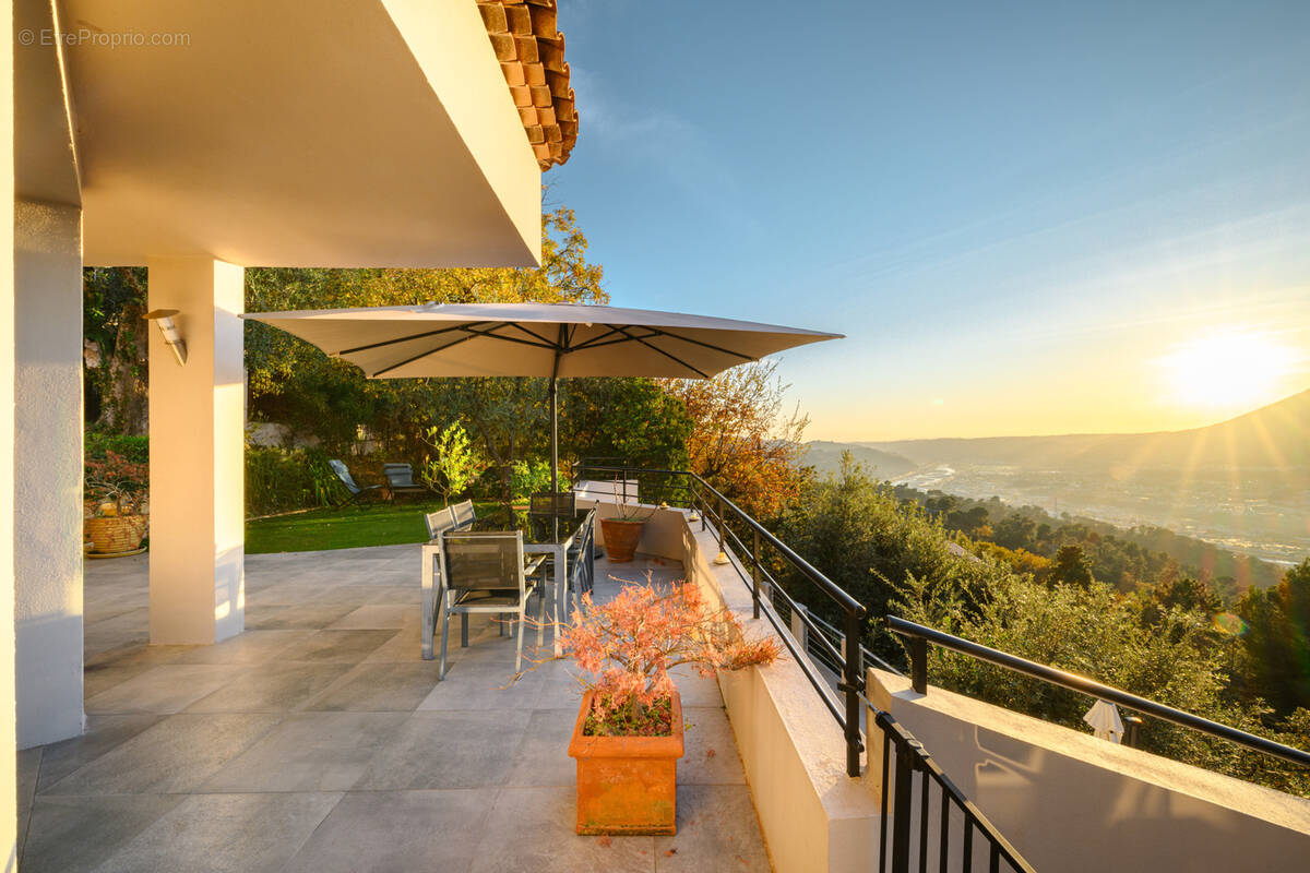 Maison à CASTAGNIERS