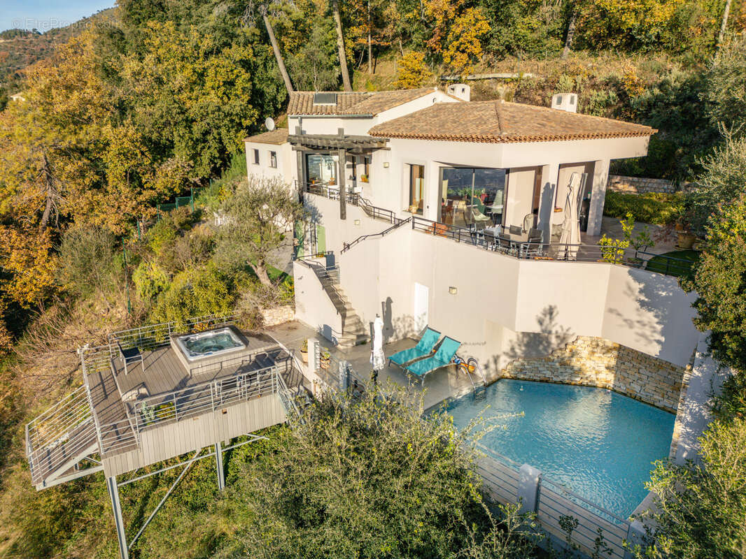 Maison à CASTAGNIERS