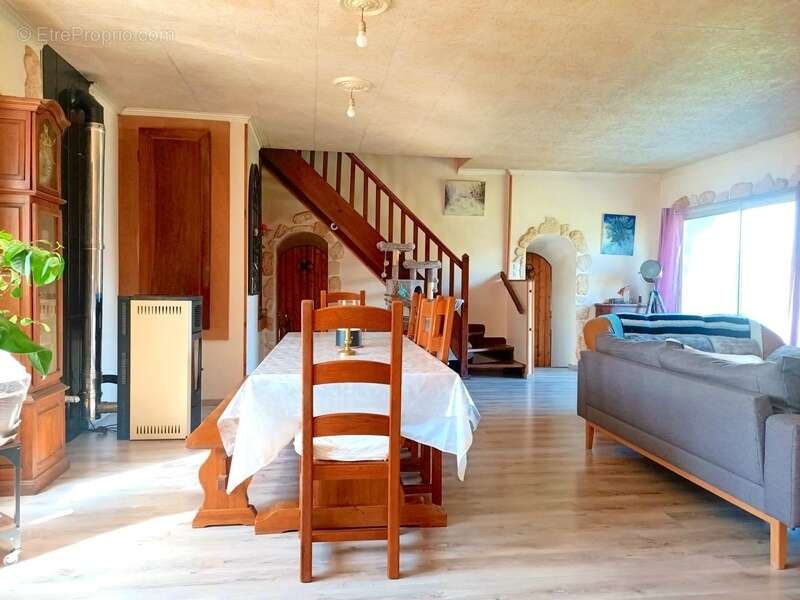 Maison à LES BORDES