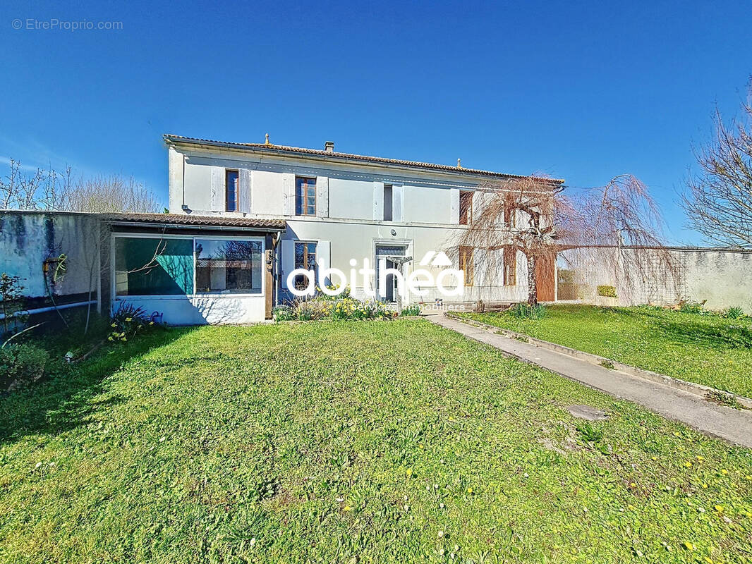 Maison à JARNAC-CHAMPAGNE