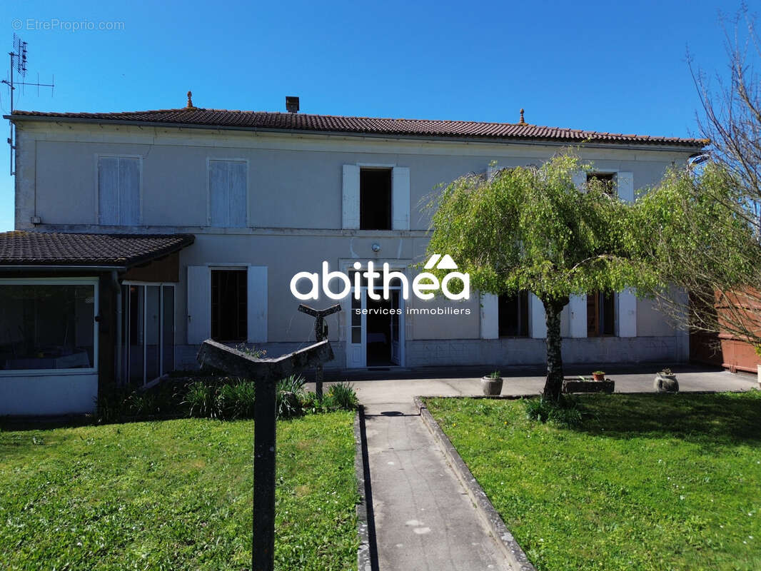 Maison à JARNAC-CHAMPAGNE