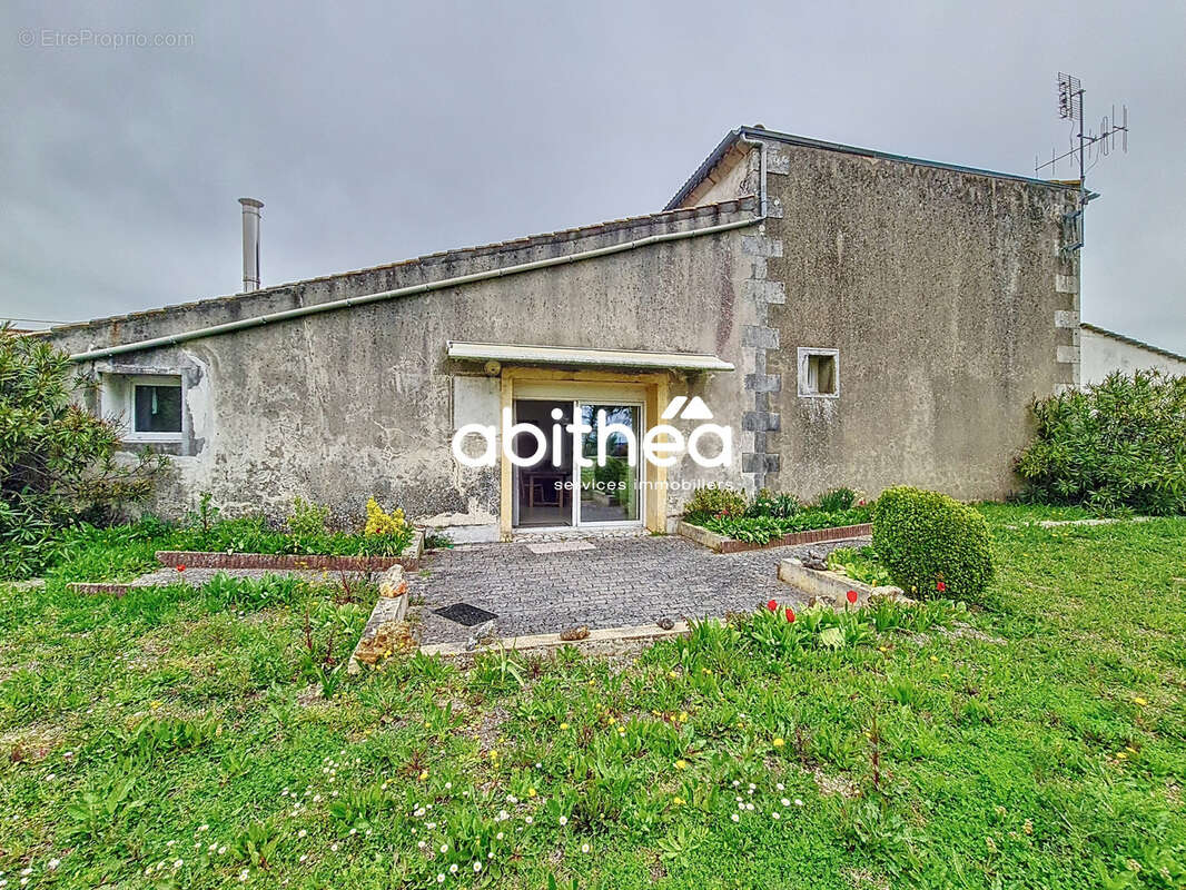 Maison à JARNAC-CHAMPAGNE