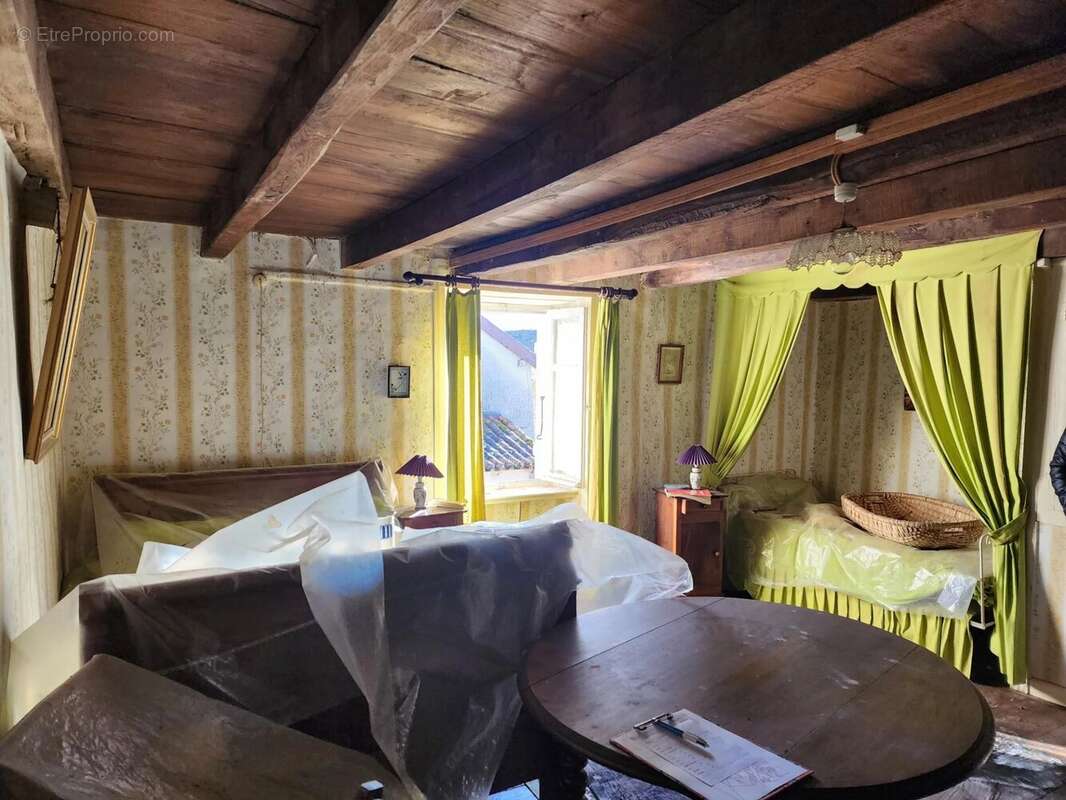 Appartement à CHAMPAGNAC-LA-RIVIERE