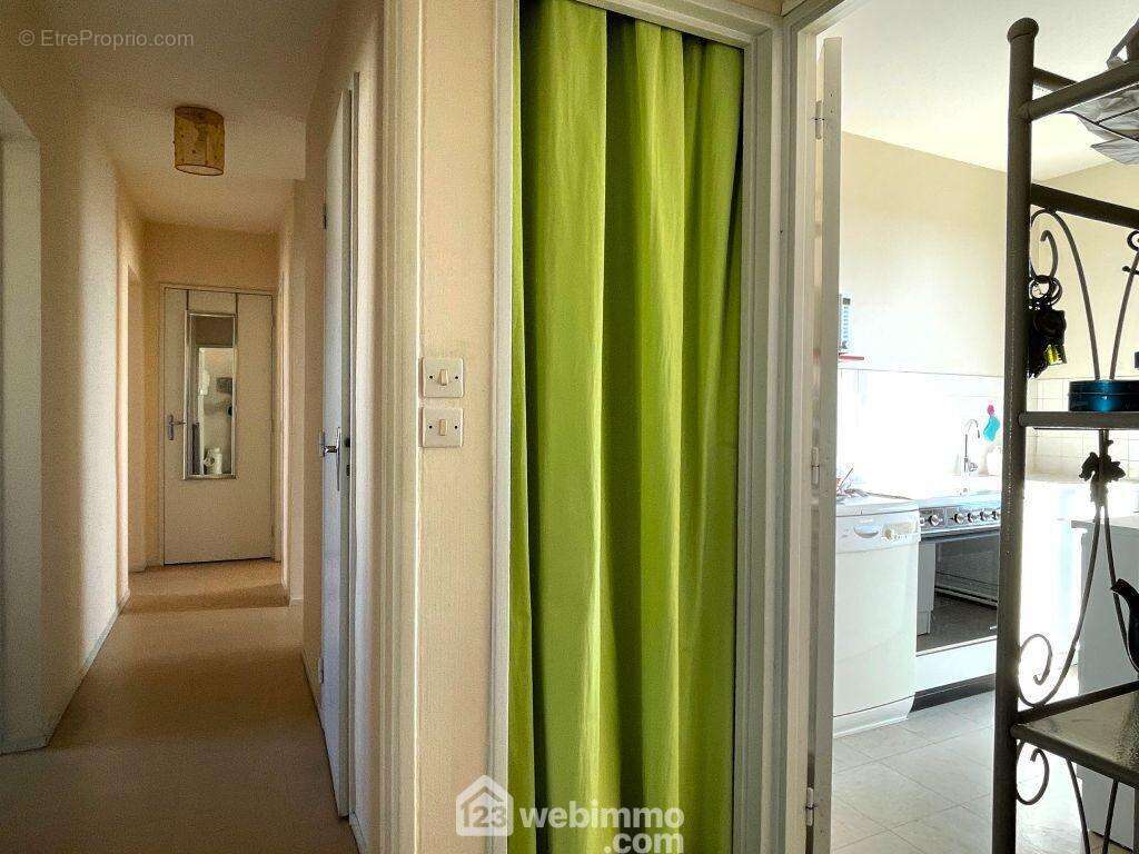 D&#039;un côté de l&#039;entrée avec placard, - Appartement à RICHELIEU