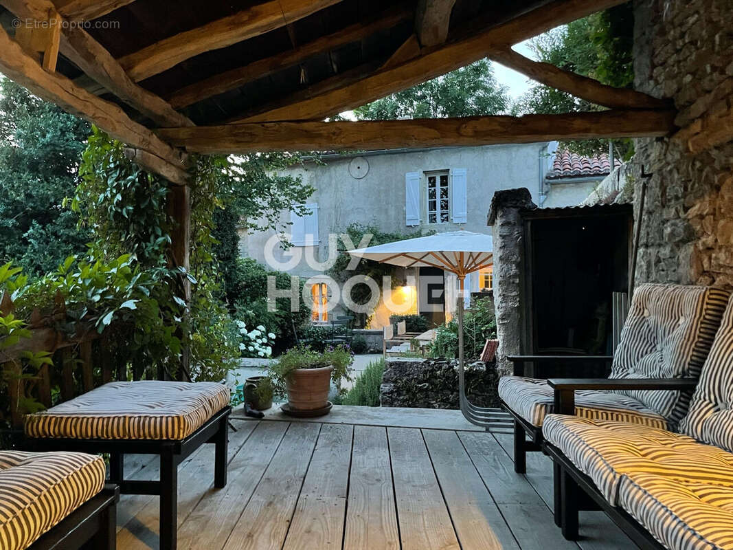 Maison à LAROQUE-DES-ARCS