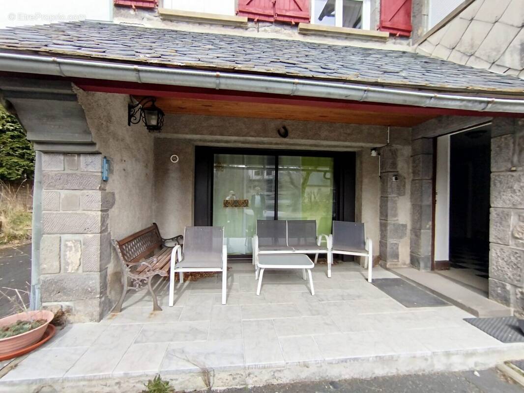 Maison à BESSE-ET-SAINT-ANASTAISE