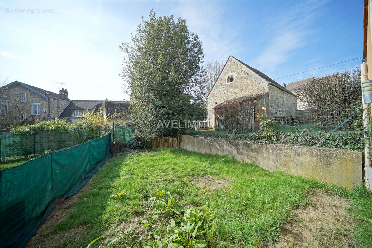 Maison à LA QUEUE-LES-YVELINES