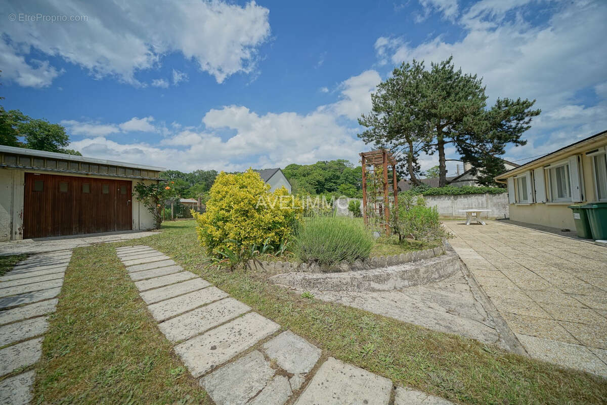 Maison à LA QUEUE-LES-YVELINES