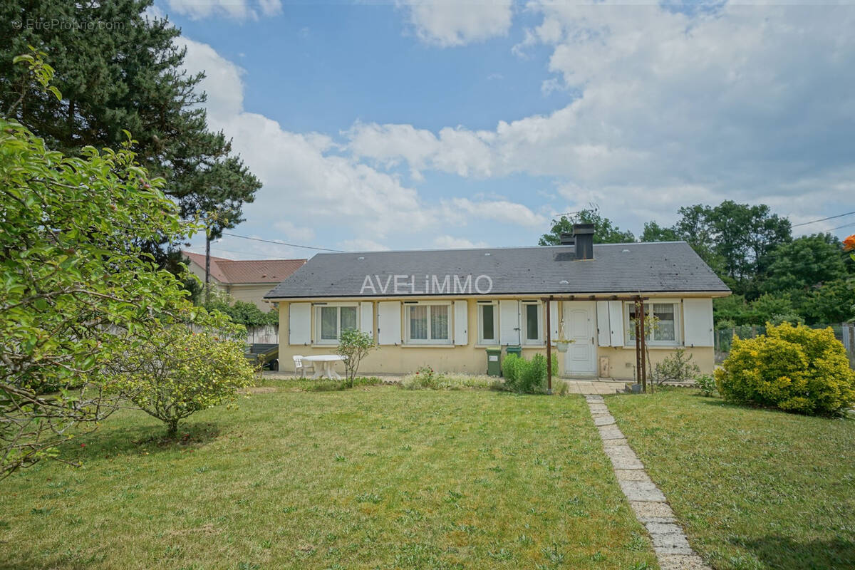 Maison à LA QUEUE-LES-YVELINES