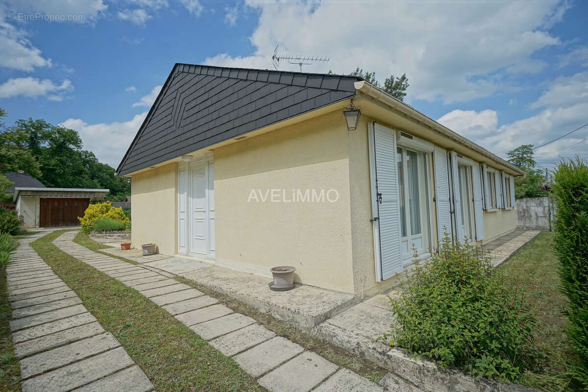 Maison à LA QUEUE-LES-YVELINES