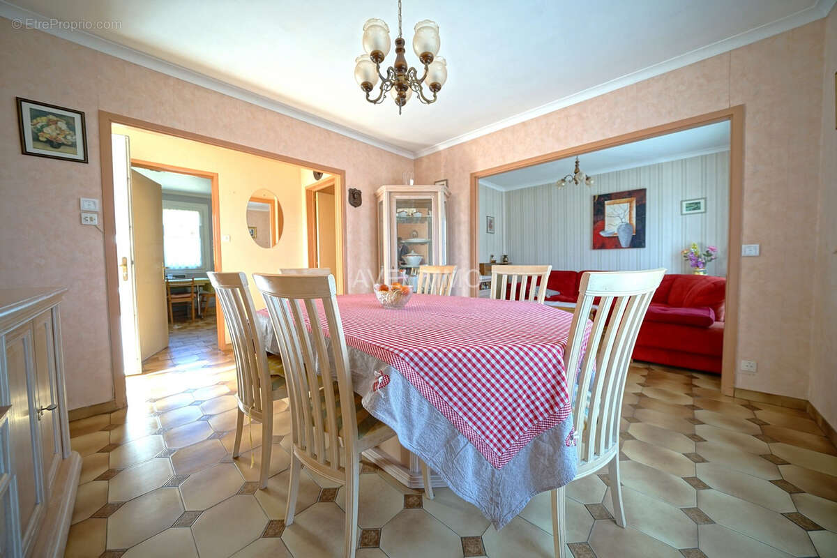 Maison à LA QUEUE-LES-YVELINES