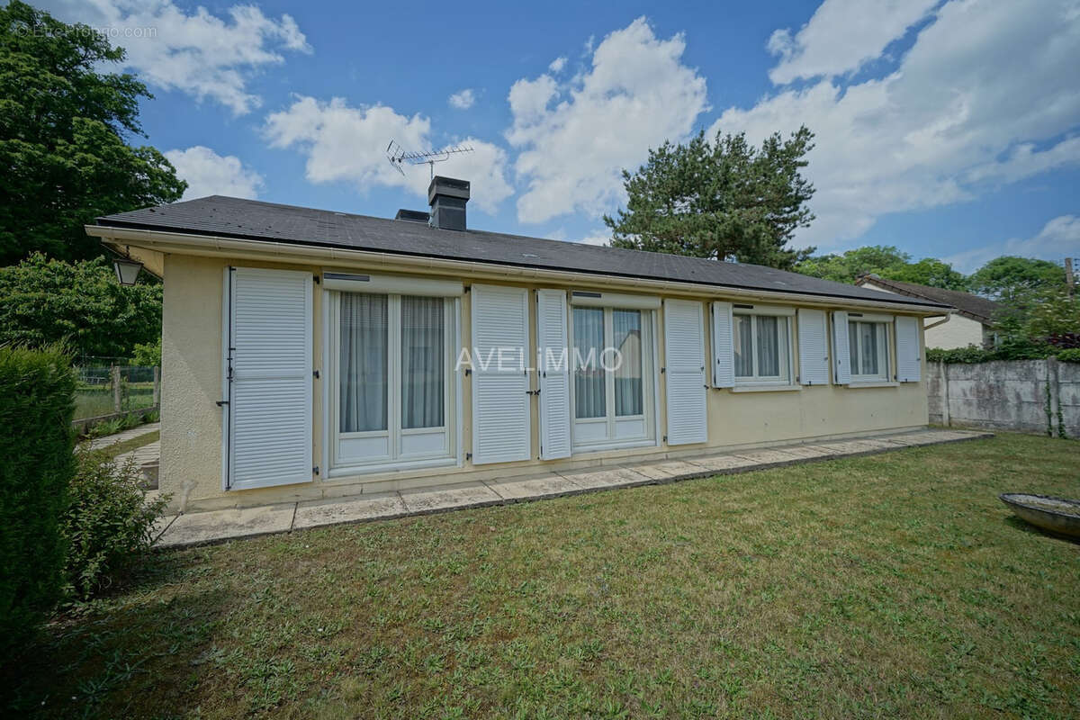 Maison à LA QUEUE-LES-YVELINES