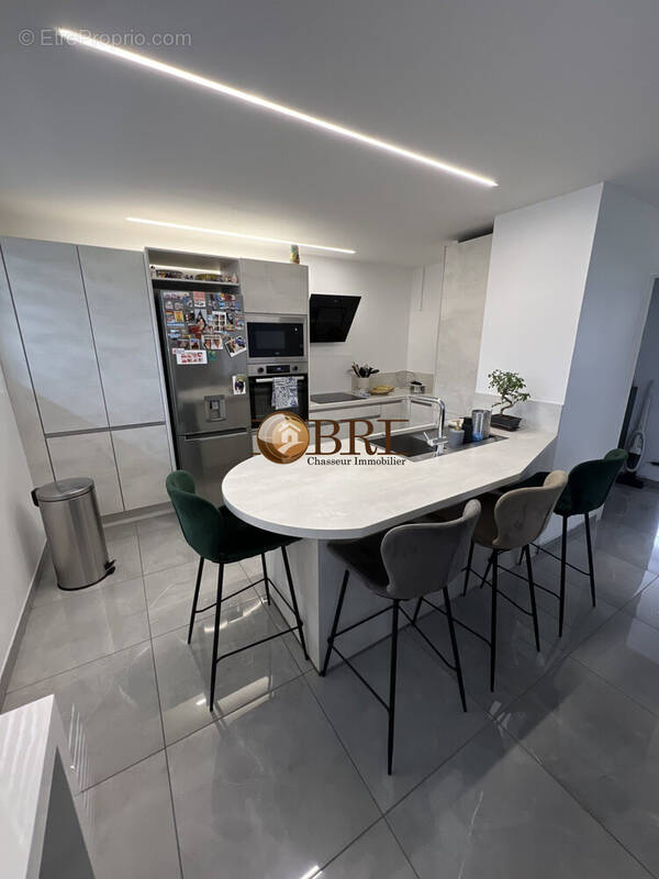 cuisine équipée ouverte  - Appartement à ECHIROLLES