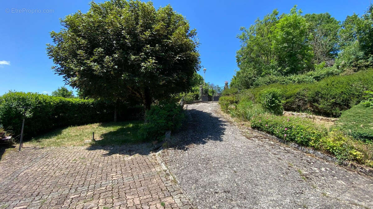 Maison à COUSSERGUES