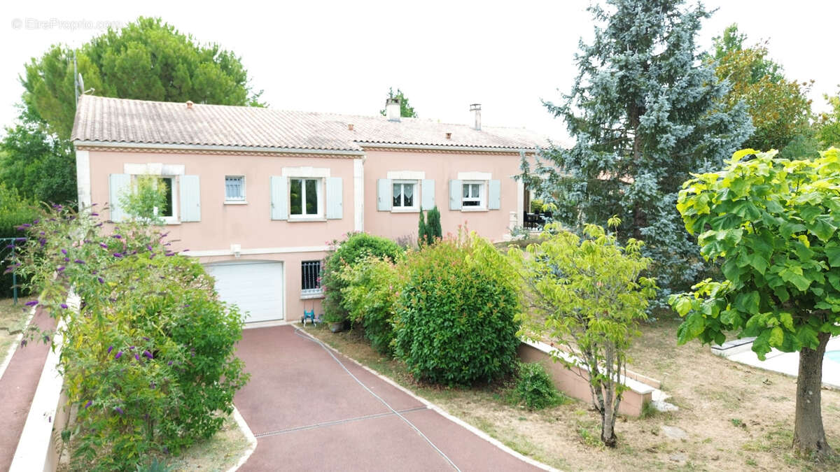 Maison à BARBEZIEUX-SAINT-HILAIRE