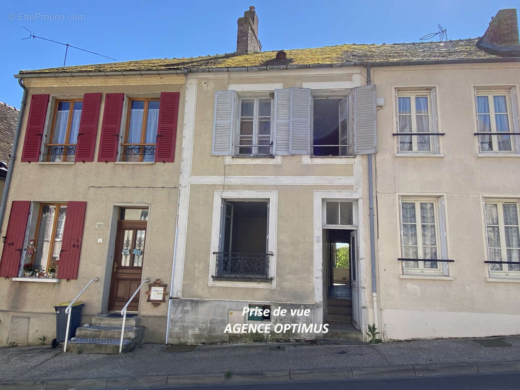 Maison à VILLENEUVE-LA-GUYARD