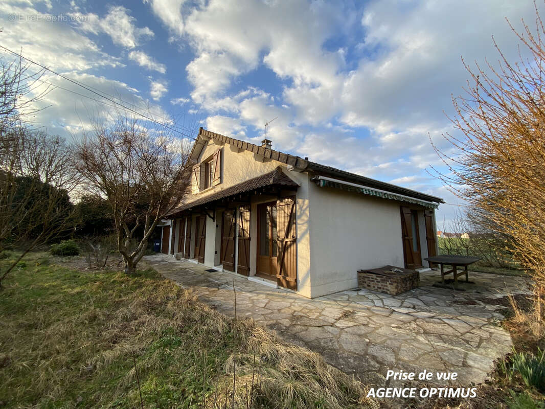 Maison à VILLENEUVE-LA-GUYARD
