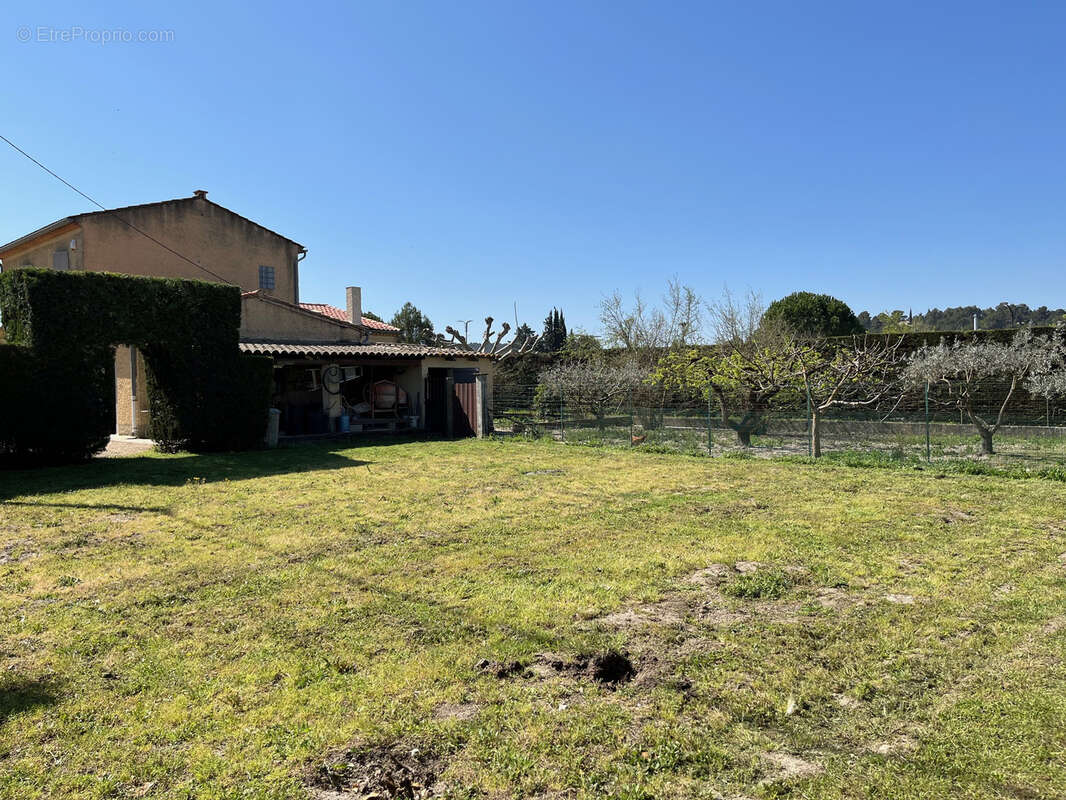 Terrain à PERNES-LES-FONTAINES