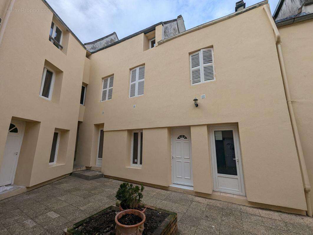 Appartement à CHANTELOUP-LES-VIGNES